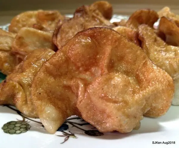 (台北捷運中和新蘆線中山國小站周邊美食)「老牌山東水餃大王」--- 金黃香脆的「煎餃子」與香辣夠勁的「山東燒雞」