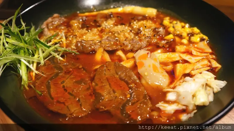 超特別的牛肉湯頭 原來牛肉麵也能這樣吃-妙計三寶超濃蕃茄牛肉拉麵@捷運忠孝敦化站@東區