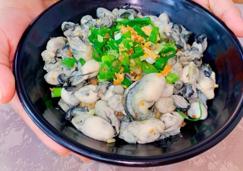 肥嫩鮮蚵鋪滿魯肉飯 鹿港小吃業者抗疫救業績 