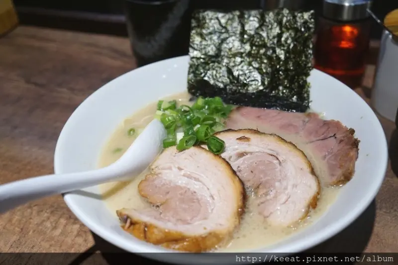 走中規中矩路線的豚骨湯頭-小川拉麵@科技大樓站@復興南路