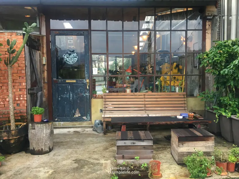 台北｜木柵咖啡 × Ruins Coffee Roasters，散步河堤、頹廢也很有朝氣，重新感受工業風下不羈絆的自由