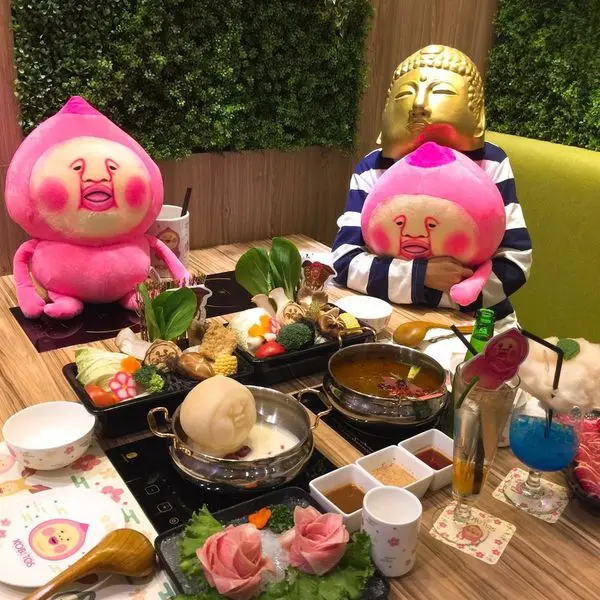 【台中西屯區。主題餐廳】醜比頭森林鍋物Kobitos Shabu-Shabu 台中旗艦店 // 每月限定一種醜比頭湯塊，1/24開始試營運！