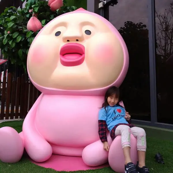 (台中/西屯)醜比頭森林鍋物 台中旗艦店 ，醜到不能再醜的醜比頭精靈 ，將與你一同在都會大叢林冒險，試營運的第一天將第一場獻給公益，邀請 20多位兒童少年及家長 到餐廳用餐，共享團圓飯