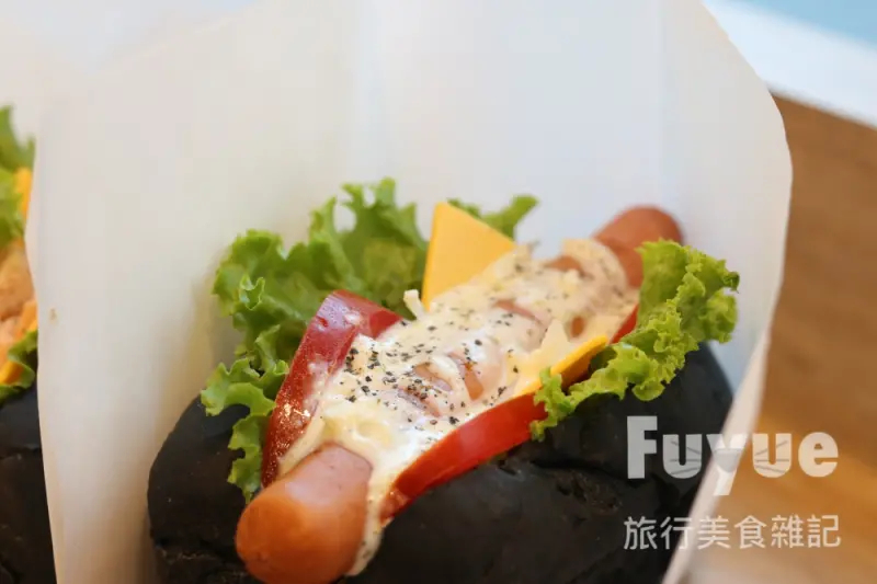 |台北內湖‧咖啡館| 鬍子茶的新品牌《嗚鬍 woowho》平價特製奶油竹炭黑麵包/漸層飲品/捷運內湖站