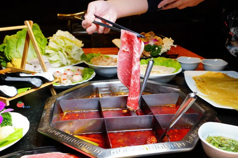 【板橋麻辣鍋】麻辣九宮格超吸睛 東華川府重慶老火鍋 秘製醬料美味不私藏