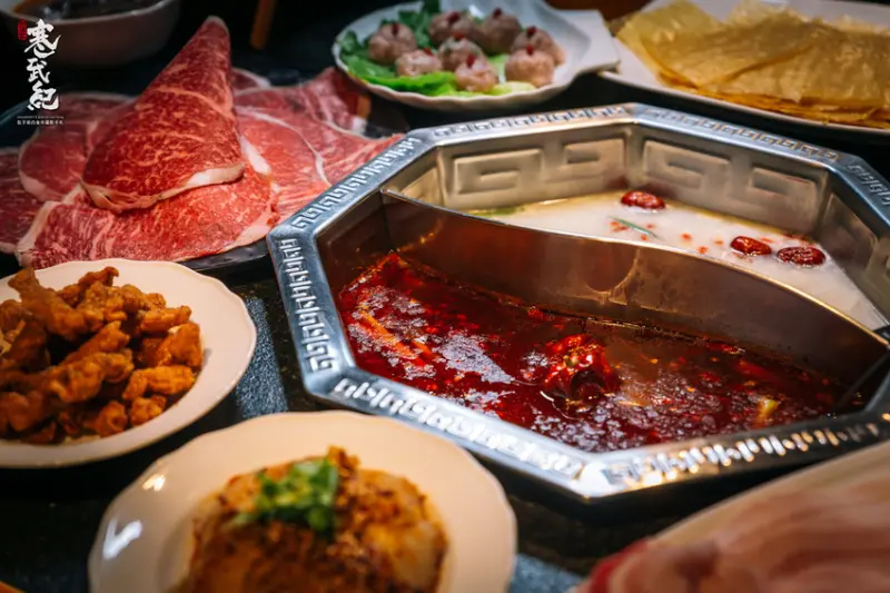 【中肯‧食記】東華川府重慶老火鍋．捷運板橋站｜板橋正宗重慶老火鍋．川味麻辣九宮格超有特色！
