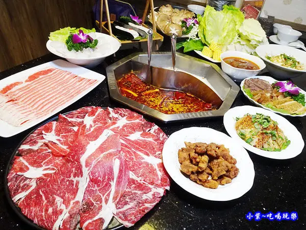 板橋美食推薦/台北麻辣火鍋必吃【東華川府重慶老火鍋】八卦鴛鴦鍋/獨門解辣沾醬/九宮格:養生清湯&麻辣紅油重辣鍋底/好食~正宗重慶麻辣鍋。古色古香用餐氛圍#聚餐/慶生/尾牙/春酒首選(有包廂~附