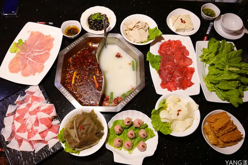 【新北板橋】東華川府重慶老火鍋，重慶老師傅秘製鍋底，香辣帶勁的好滋味