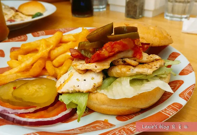 食記【桃園】華艾芙美式漢堡店/義大利麵，還有老闆驚人的樂高收藏可以看!(菜單menu)