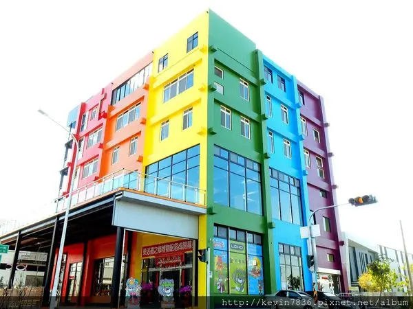 彰化新亮點快報<樂活襪之鄉博物館>外觀好漂亮又吸睛裡面還有美麗的彩虹階梯好好拍,樂活襪子實在太棒了喔!