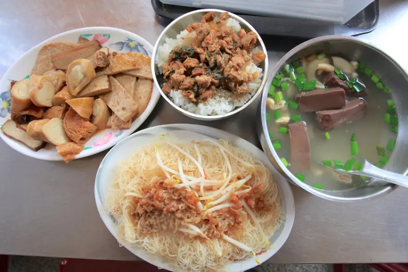 吃。高雄|左營區。在地知名小吃，還有宅配服務「明誠炒米粉」。