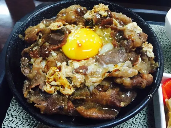 *台北中山*寶煲食堂，煲仔飯均一價100元，還可選擇鍋巴的量~學生、上班族超愛!