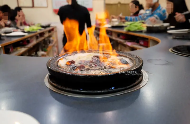 台中西區│阿里郎迷你火鍋-整罐米酒的燒酒雞.蒜頭雞有滿滿的蛤蜊和蒜頭 - 藍色起士的美食主義