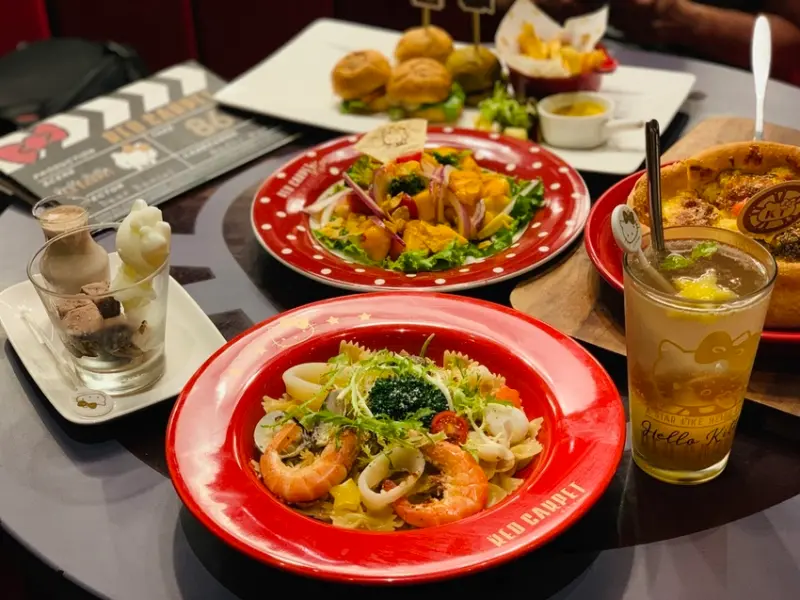 林口三井主題餐廳推薦~"Hello Kitty Red Carpet"夏季輕食雙人套餐,從視覺開始攻佔您的味蕾,快前往和KT來場浪漫約會吧!!