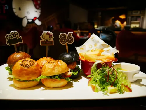 【Angelas日嚐】大人小孩都會喜歡的夢幻 Hello Kitty 主題餐廳，餐點美味，裝潢別出心裁，林口三井Outlet餐廳推薦【Hello Kitty Red Carpet美式餐廳】