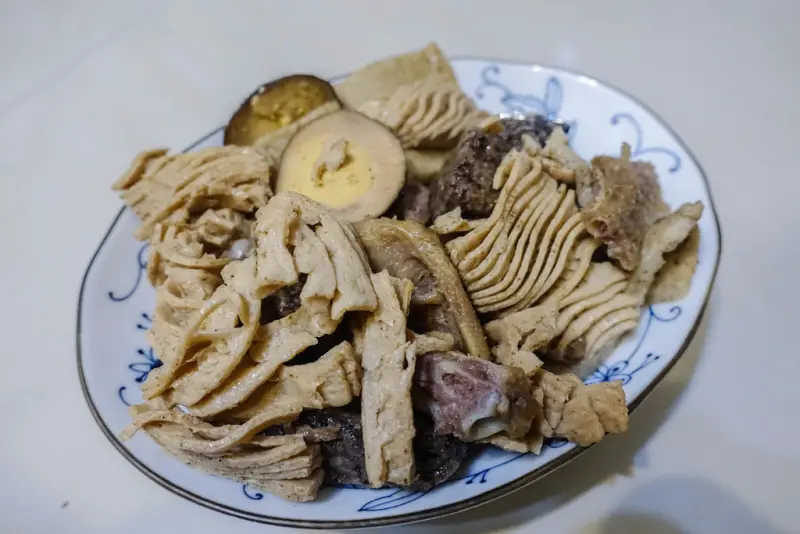 『魔王在吃 痞子文煙燻冰滷味』高雄新興區 新崛江商圈裡的下酒菜選擇/龍井珍奶好好喝『內文有店家資訊』