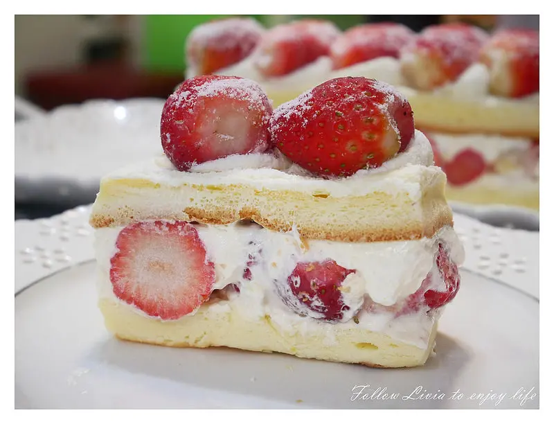 甜點宅配║高雄超夯團購 新巧屋烘焙食品行 每年12月-3月才有的草莓爆多長條蛋糕 期間限定 好吃到落淚 ❤跟著Livia享受人生❤