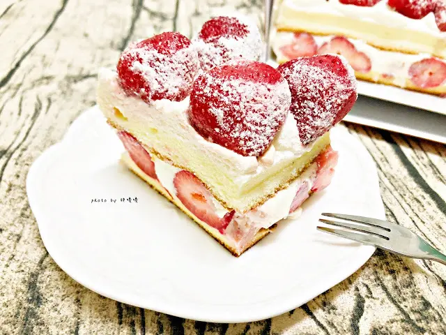 【宅配 美食】新巧屋烘焙食品行🍓🍓🍓每年草莓季一定有它的蹤影，熱門團購美食，草莓爆炸多，蛋糕沒有令人失望，會想再回購💖