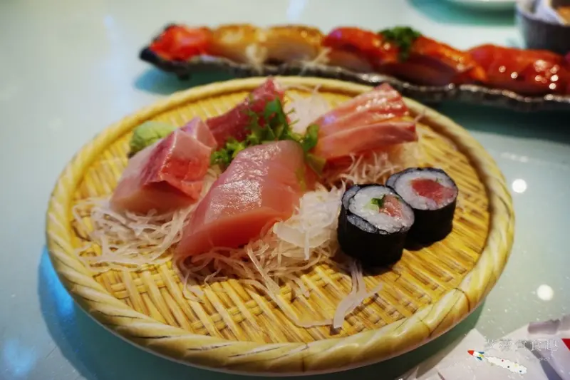 賴桑壽司屋 || 高雄寒流來了，是不是該喝碗熱呼呼的鮮甜魚湯暖暖身軀呢?! 新鮮現宰魚直接將火鍋堆成尖塔，不喝真的不行啊~