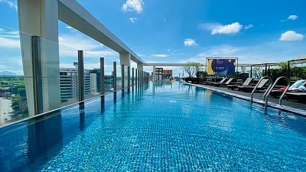 宜蘭溫泉度假首選！晶泉丰旅無邊泳池與超大溫泉SPA，免費Happy Hour無限暢飲。