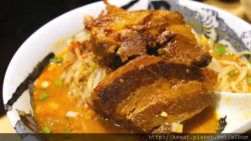 不像叉燒像焢肉的超大肉塊 還有濃郁好喝的味噌湯頭-辣麻味噌拉麵鬼金棒三店@松江南京站@四平商圈