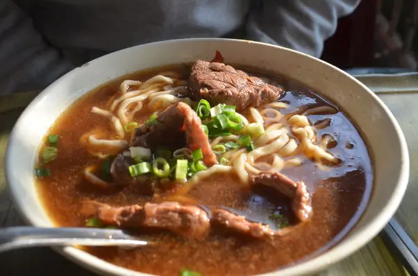 〈食記〉→志明牛肉麵‧北投總店│魂牽夢縈的好味道│清燉牛肉麵V.S.紅燒牛肉麵│牛肉麵節第三名│小吃口袋名單│〈北投區〉