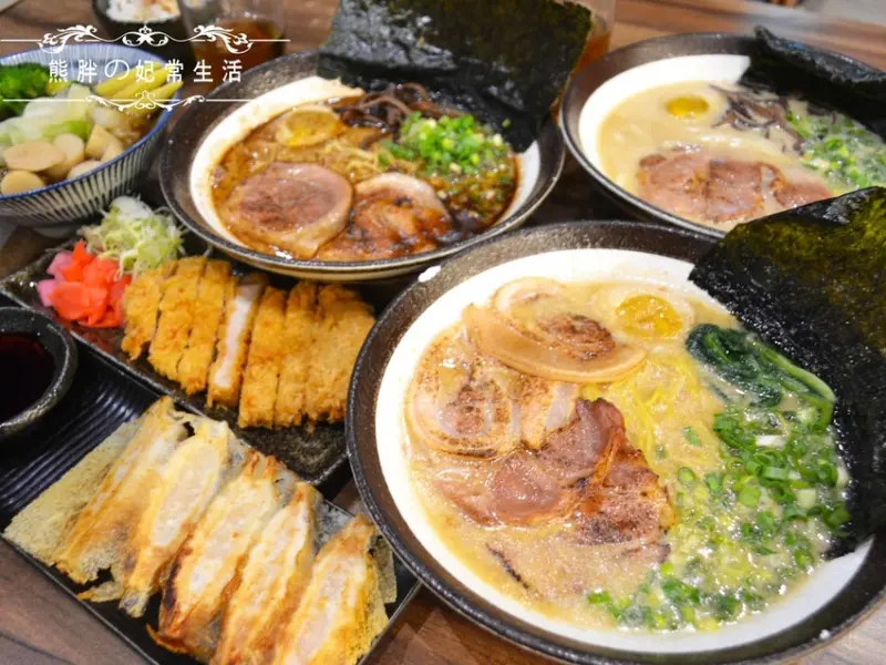 【台中北屯】同拉麵人氣拉麵深夜食堂，嚴選食材作出美味料理，黑蒜拉麵湯頭濃......