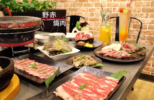 【嘉義.東區】Yakiniku野赤燒肉。日式炭火爐燒肉：「貨櫃風格」獨領風潮，炭火燒肉給你視覺味覺雙饗宴∣ 雙人牛豬套餐 ∣ 生食級北海道巨干貝 ∣ 明太子石鍋拌飯