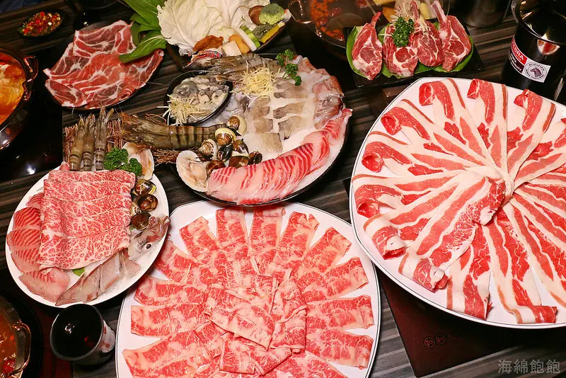 信義巨無霸火鍋只要375元?!滿滿的肉片海鮮大平台『丰明殿(信義殿)』試營運送肉/打卡送甜不辣/菜盤可換肉/KITTY主題廁所/明治冰淇淋吃到飽(捷運101世貿/信義安和站)