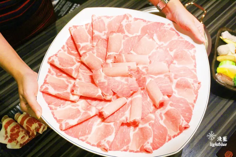 [ 世貿101站/信義安和站美食 ] 淺藍 × 丰明殿御皇鍋物信義殿～超高cp值！比鍋大的肉盤加明治冰淇淋吃到飽不到400，開鍋送肉打卡送甜不辣