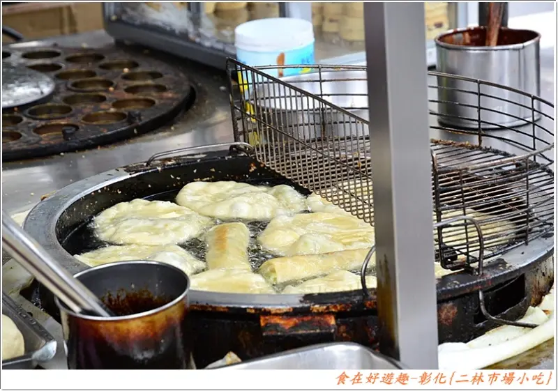 高麗菜餅、春捲、紅豆餅跟麥仔煎，舊市場旁的人氣無名小吃，還有各式飯麵跟小菜快炒的小店!!彰化二林-無名小吃攤+蚵食堂