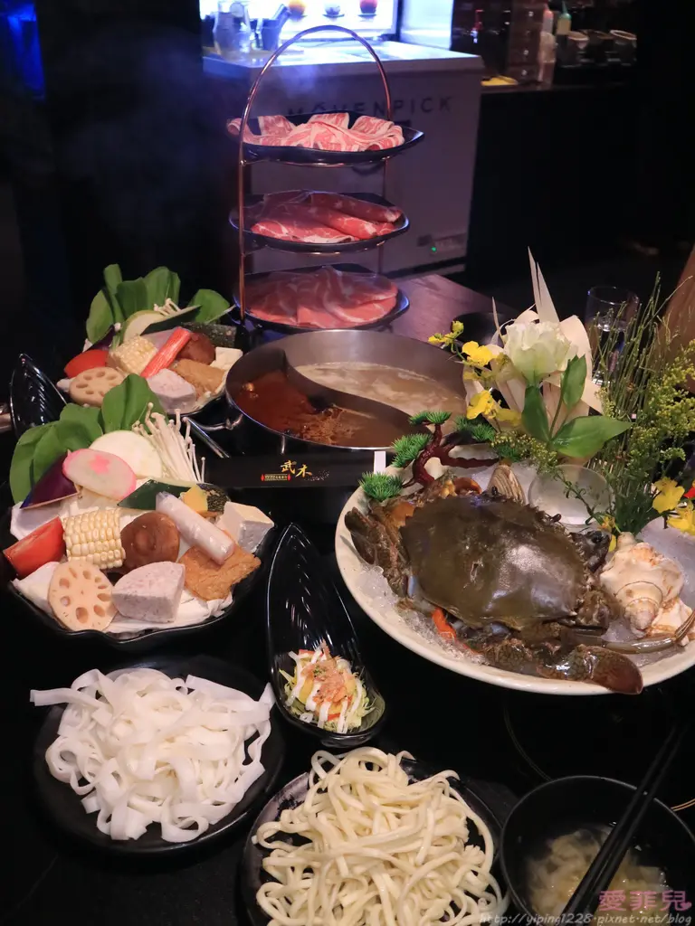 東區/海鮮鍋物→武木精緻鍋物大安店、在市區也能吃到超澎湃大沙公火鍋！蟹膏、蟹肉、Prime 無骨牛小排，讓你吃好吃滿滿~