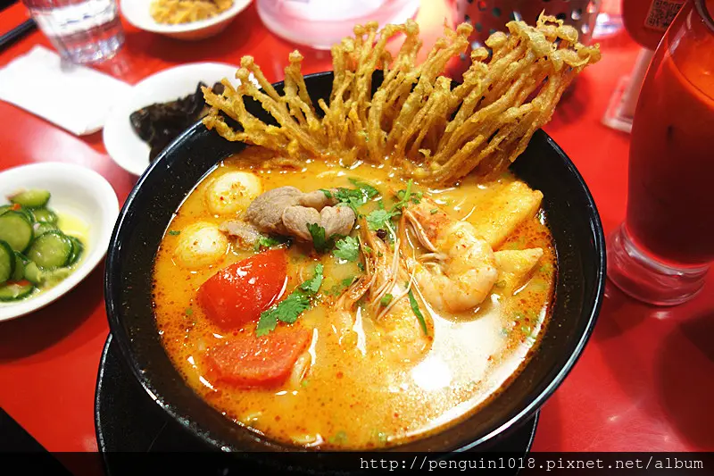 【台中西屯】新光三越瓦成大心新泰式麵食；四道湯底麵食打天下，酸辣偏重口味特色南洋麵食，餐點水準不錯。
