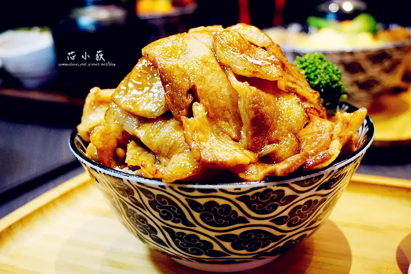 開丼 燒肉vs丼飯(秀泰站前店)。全台人氣第一名的燒肉丼飯，地表最強的燒肉丼，肉肉疊超高的燒肉丼飯，就是要大口吃肉大大享受!