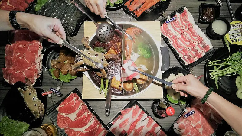 嘉義吃到飽推薦｜聚餐就到民雄鬼椒麻辣王，安格斯黑牛,天使紅蝦,草蝦,三點蟹,麻辣牛筋,小羔羊&台啤,甜點,冰淇淋通通吃到飽