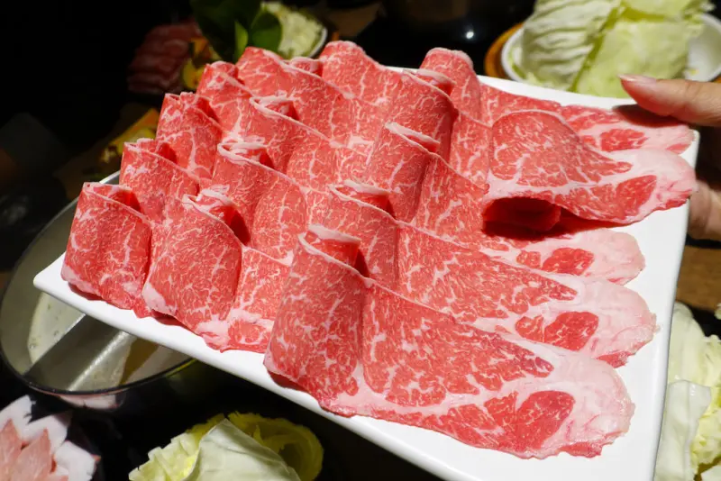 (胖樺食記)新北板橋推薦必吃美食「崔官木桶鍋」/捷運新埔站大份量火鍋/涮涮鍋/生猛海鮮/雙人套餐/肉食者天堂/上官木桶鍋