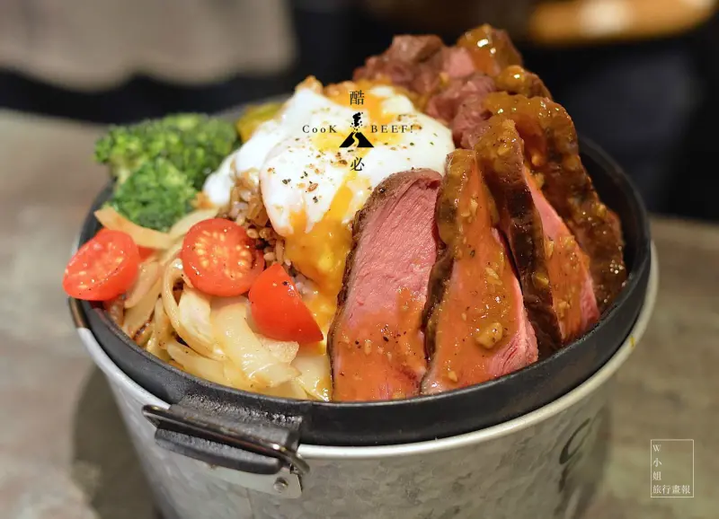  W小姐旅行畫報/ 台北食報｜CooK BEEF！酷必五星級牛排飯，火山系熔岩噴發蓋飯，開一場時髦舒肥派對，王品集團新潮牌＃市政府站