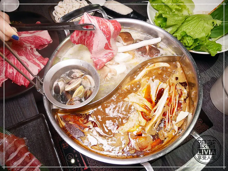 美食。餐廳│ 台北大安區 忠孝敦化捷運站 朕店。麻辣鍋 東區/麻辣鍋/明曜百貨麻辣火鍋 喝光光的麻辣鍋湯 順口暖胃 ❤跟著Livia享受人生❤