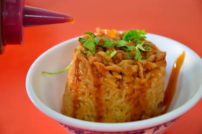 鹿港美食_鹿港筒仔米糕│鹿港菜市場美食，小時候的美味，淋上甜辣醬更夠味！