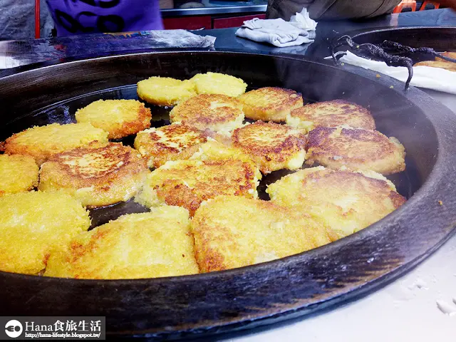 【新北瑞芳】阿婆蕃薯粿 | 瑞芳車站對面民生街上 古早味紮實地瓜餅 煎炸至