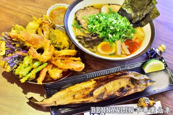 [台中西屯區美食]文心路居酒屋新選擇，道地日式風味還有限量客製拉麵 -- 同拉麵とともに-文心店﹙台中美食推薦、台中拉麵店專賣、文心路拉麵、台中深夜食堂、臺中居酒屋）