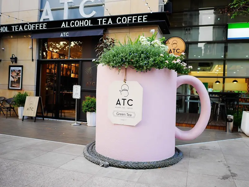 【美食】台中西屯區。ATC alcohol tea coffee (禮客Outlet 1F)。網美集散地，粉紅馬克杯拍照打卡好景點！