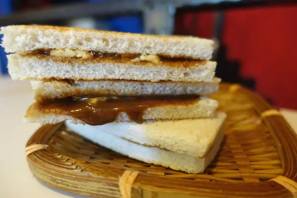 桑芭南洋美食早午餐‧永和人一片好評，塗好塗滿的咖椰醬吐司、平價美味的沙嗲蛋餅和熱壓三明治!!!