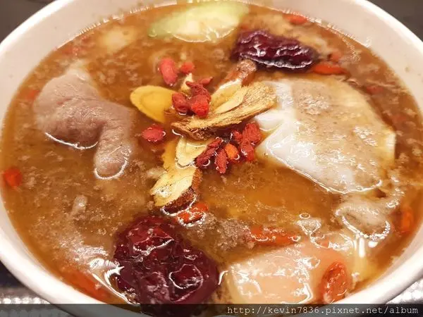 新店快報~蒞寔小火鍋,全台唯一站著吃火鍋登場囉!火鍋鍋物每碗餡料都滿滿,湯頭也很濃郁喔!熱情上市啦~