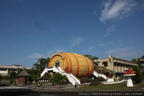 【南投．南投酒廠】大酒桶造型品酒室，瞬間以為掉入愛麗絲的仙鏡