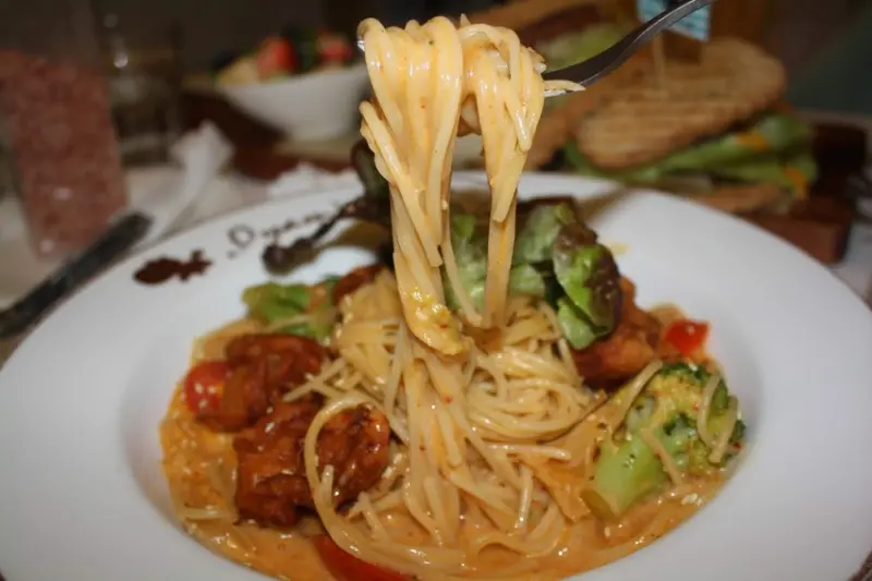 【捷運新埔站美食】Oyami cafe-IG打卡美食 夏威夷鬆餅,板橋下午茶／新埔義式餐廳／咖啡鬆餅／韓式炸雞