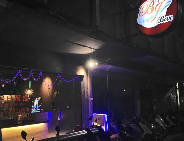 [ 食記 ] 捷運忠孝復興站 - BJ BAR，有吃有玩的啤酒，串燒，飛鏢酒吧
