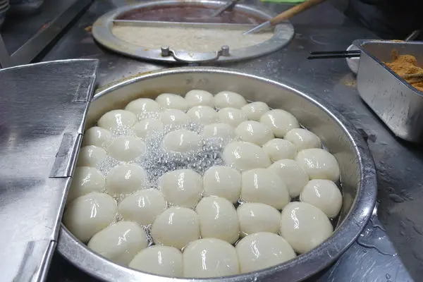 祥記純糖燒麻糬‧肥胖巨人版的花生粉燒麻糬，不黏牙的暖心推薦!!!!還能來碗甜湯跟寒流說掰掰~