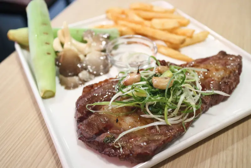 (內湖區)葫洲站2號出口-洋夫人壽喜燒。鍋物。牛排/排餐.火鍋肉品買一送一服務/嘉味薑母鴨 東湖店旁/內湖民權東路六段/新開幕/無低銷服務費