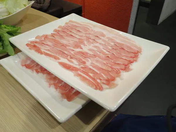 [臺北]內湖區~洋夫人牛排壽喜鍋~點鍋類肉盤買一送一